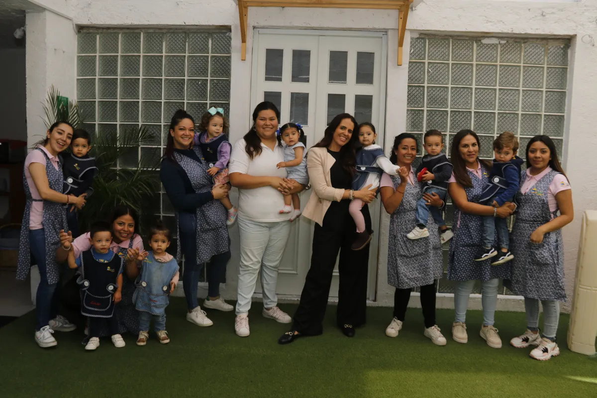 El equipo de guías Montessori de Kalii posando para la foto junto a todos los niños en el patio de la escuela.